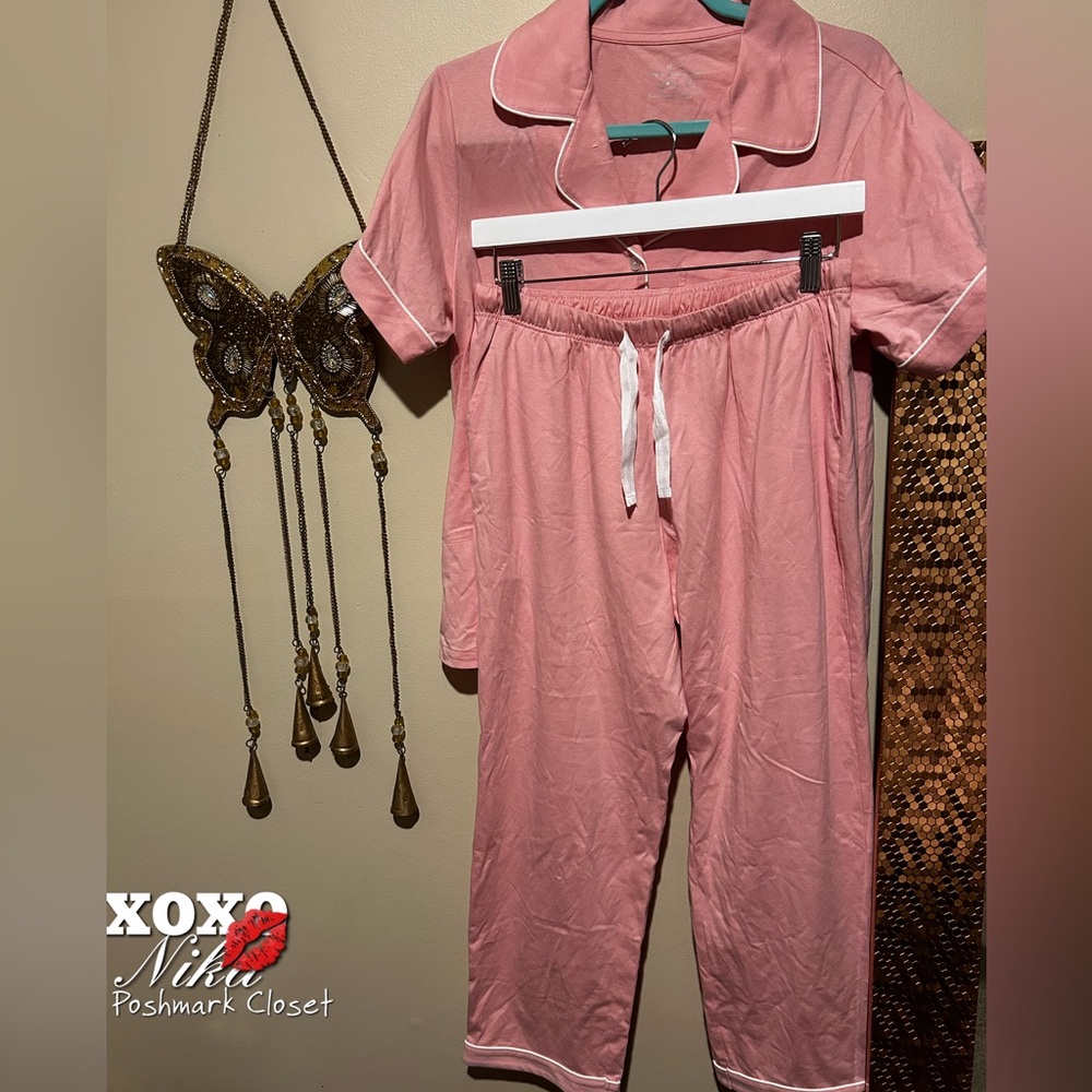 Pink and White Women's Pajama Set Tagged size small but can fit a medium